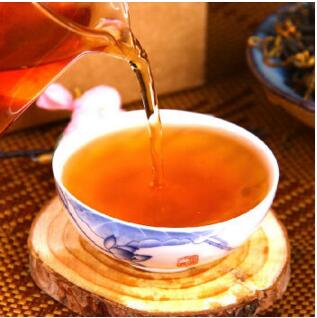 历史上最早的红茶正山小种，汤色红亮，滋味甘醇，具有天然的桂圆味及特有松烟香，喝这种茶胜过饮人参汤的美誉