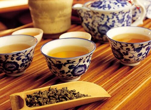 乌龙茶，亦称青茶、半发酵茶，是中国几大茶类中，独具鲜明特色的茶叶品类。我们可以通过乌龙茶的制茶工艺了说明乌龙茶是什么茶。乌龙茶是经过杀青、萎雕、摇青、半发酵、烘焙等工序后制出的品质优异的茶类。