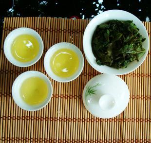乌龙茶，亦称青茶、半发酵茶，是中国几大茶类中，独具鲜明特色的茶叶品类。我们可以通过乌龙茶的制茶工艺了说明乌龙茶是什么茶。乌龙茶是经过杀青、萎雕、摇青、半发酵、烘焙等工序后制出的品质优异的茶类。